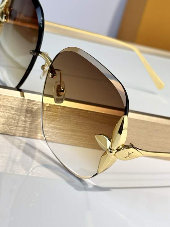 Picture of Louis Vuitton Sunglasses _SKUfw80880258fw